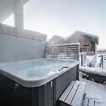 Le Lingonberry D3 Ski-in Ski-out, Hot Tub By Aavalevi Levi