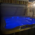 Le Lingonberry D3 Ski-in Ski-out, Hot Tub By Aavalevi