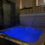 Le Lingonberry D3 Ski-in Ski-out, Hot Tub By Aavalevi Levi