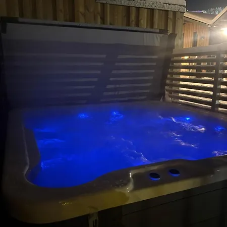 Le Lingonberry D3 Ski-in Ski-out, Hot Tub By Aavalevi