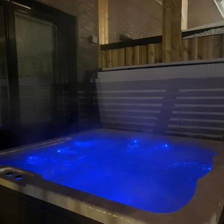 Le Lingonberry D3 Ski-in Ski-out, Hot Tub By Aavalevi Levi