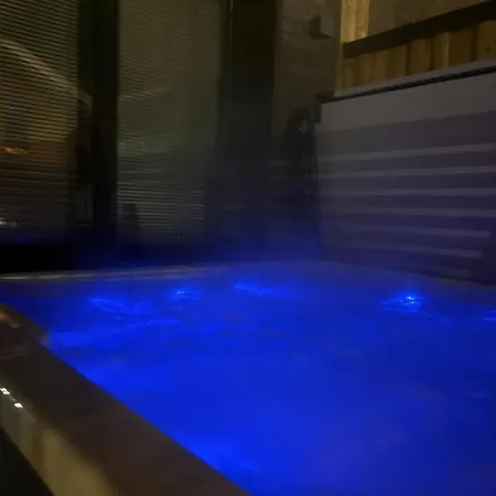 Le Lingonberry D3 Ski-in Ski-out, Hot Tub By Aavalevi *