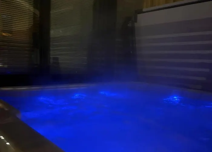 Le Lingonberry D3 Ski-in Ski-out, Hot Tub By Aavalevi *